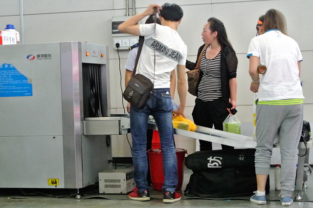 X線検査装置で荷物検査＠北京の地下鉄