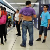 中国の夏の名物？腹出し男＠北京の地下鉄