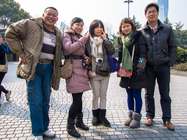 なぜか一緒に記念写真＠上海人民広場
